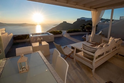 Exclusive 3 bed Luxury Villa with breath-taking views of the sea & sunset