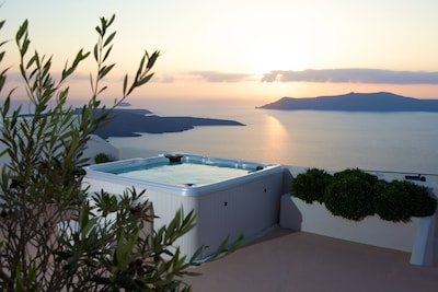 Exclusive 3 bed Luxury Villa with breath-taking views of the sea & sunset