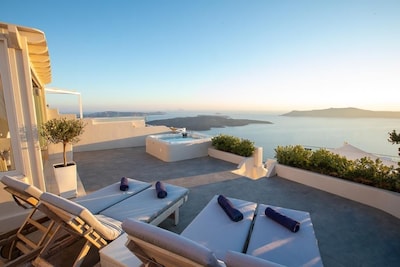 Exclusive 3 bed Luxury Villa with breath-taking views of the sea & sunset