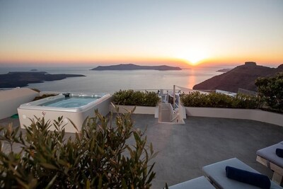 Exclusive 3 bed Luxury Villa with breath-taking views of the sea & sunset