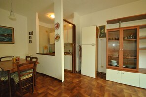 dining area with kitchenette