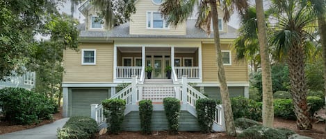 1005 Crooked Oak is a fabulous 4 BR/3.5 BA home on the tee of the 16th hole.