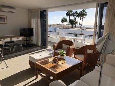 Apartment in Maspalomas 30 m away to the beach with views & private parking.