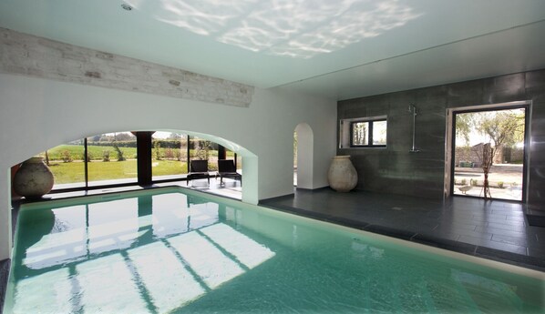 la piscine intérieure chauffée à 28°