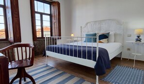Bedroom with Queen Size bed. Street View.