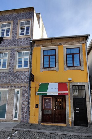 Building view. Pizza restaurant at ground level.