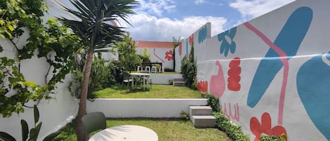 Garden. Shared between 2 other apartment guests.