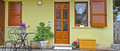 Entrance and external patio