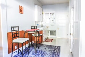 Kitchen & Dining Area