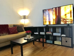 Living Room, 55" HDTV, ROKU 4K