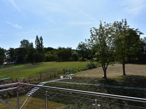 Blick vom Balkon Schlafzimmer auf den großen Garten