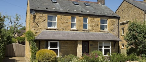 Millstone Cottage is perfectly located on the edge of Bourton-on-the-Water