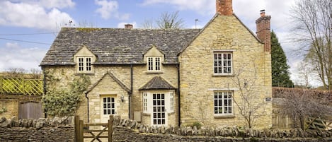 Hope Cottage is set on the edge of Quenington in the Coln Valley and just a few miles from Bibury amidst rolling countryside