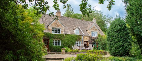 Top Cottage, Oddington, Cotwolds: Originally four workmen's cottages, this property has been sympathetically restored to provide a high standard of accommodation