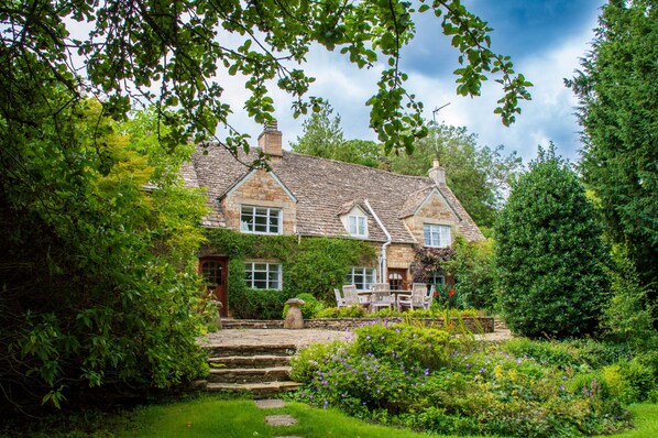 Top Cottage, Oddington, Cotwolds: Originally four workmen's cottages, this property has been sympathetically restored to provide a high standard of accommodation