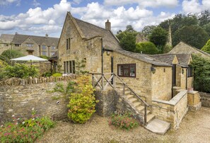 Apple Cottage in the pretty Cotswold village of Snowshill