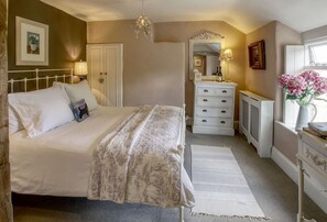 Bay Tree Cottage, Shipton-under-Wychwood:  Pretty bedroom with 5' king-size bed