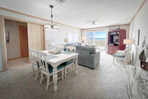 easy transition from the relaxed living room to the dining space