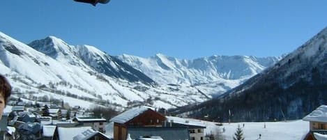 Vue du balcon principal, sur la station et pistes