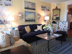 Large Living Room with Comfortable Seating
