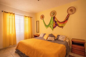 Tres Hermanas: 2nd fl king suite w/ensuite & vibrant wall art of 3 beach sisters