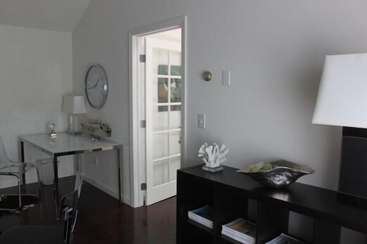 Marion -Village Handsomely Furnished Loft – Business Or Vacation…Perfect !