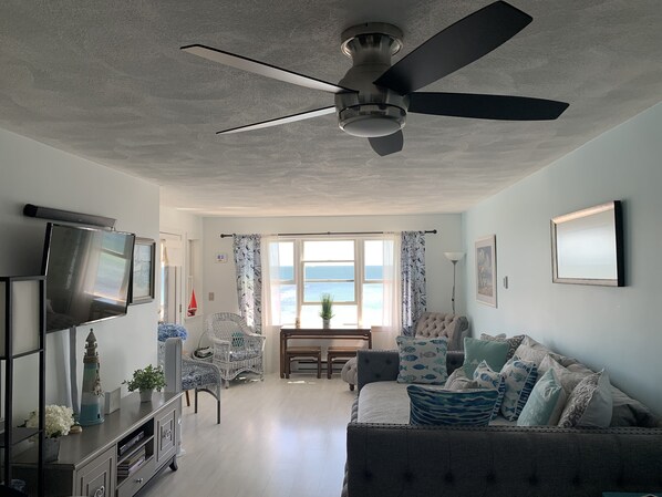Bright and beautifully appointed living room with air conditioning & sea view. 