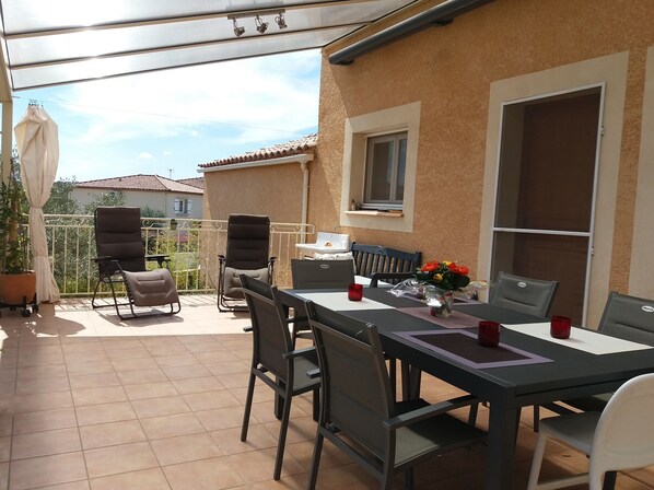 Terrasse 30m² avec table extensible