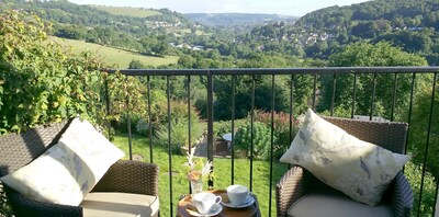 STUNNING VIEWS at Romantic Cottage, with touch of luxury (family friendly too)!