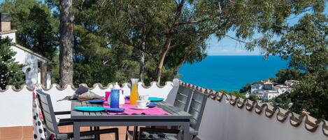 Individual villa with garden and splendid sea view  only 1 Km. from the beach.