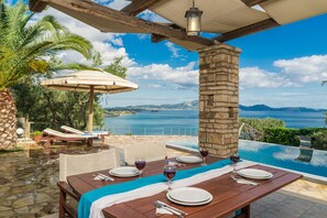Outdoor dining area, swimming pool & sea