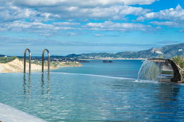 swimming pool & sea