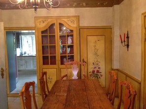 Esszimmer mit Blick in die Küche