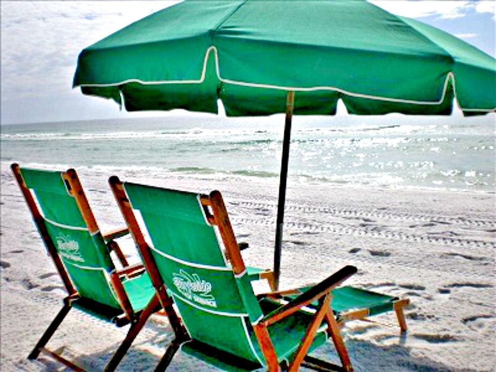 cheerfully decorated condo  free beach chairs  umbrella  okaloosa island