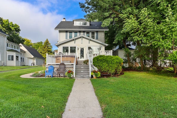 Delavan Lake View with 100' of Shoreline!