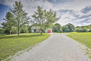 This idyllic Excelsior Springs vacation rental home has 3 acres of land.