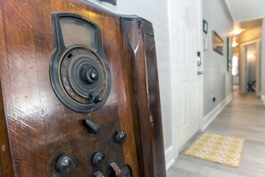 The Philco doesn't work, but we think it is pretty cool anyway.
