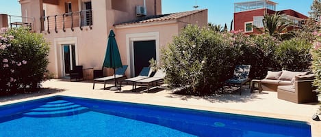 Ferienhaus mit Pool und Lounge