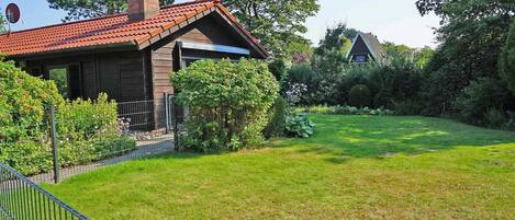 Blockhaus mit Zaun, W-LAN und grosser Terrasse