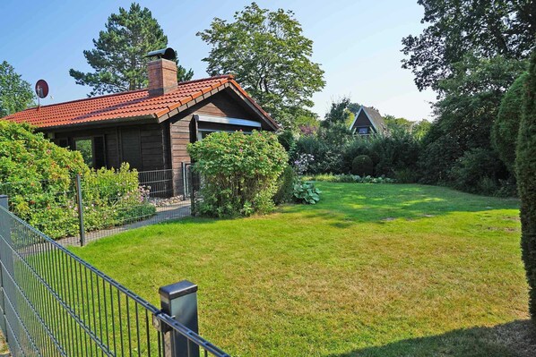 Blockhaus mit Zaun, W-LAN und grosser Terrasse
