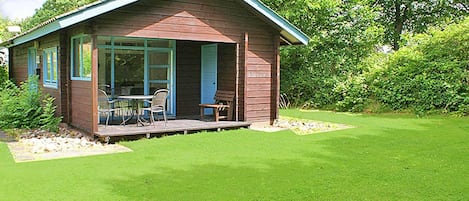 Blockhaus mit überdachter Terrasse