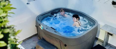 Outdoor spa tub