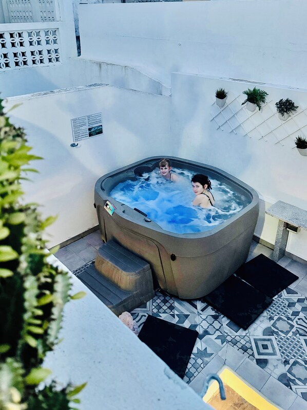 Outdoor spa tub