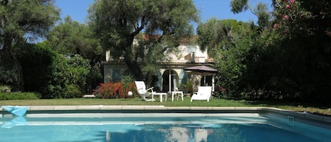 Villa de Charme prés de la mer avec jardin luxuriant et piscine