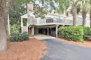 Walk to Pelican Beach, golf, dining, pools, & the ocean from this end-unit home.