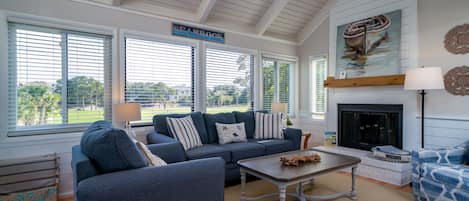 Vaulted ceiling and ample seating