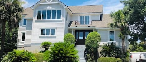 This roomy home is located across the street from Boardwalk 2 to North Beach.