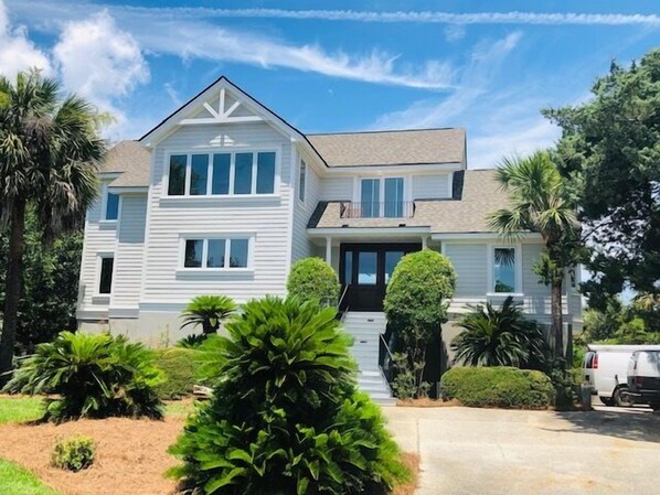 This roomy home is located across the street from Boardwalk 2 to North Beach.