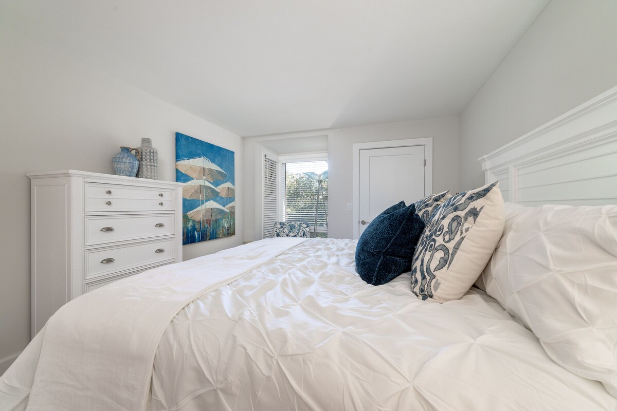 Remodeled/Redecorated Villa! View of Edisto & Ocean! Walk to Pools, Golf!