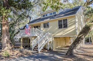 550 Tarpon Pond is an adorable cottage nestled in a quiet neighborhood, yet close to all Seabrook's amenities.